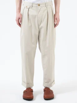 BEAMS PLUS - 2 Pleat Chino in Cement