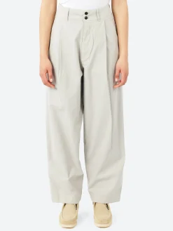 Girls of Dust - British Worker in Oyster