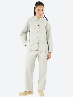 Girls of Dust - British Worker in Oyster