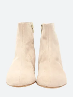 gravitypope - Nama in Chair (Off White)