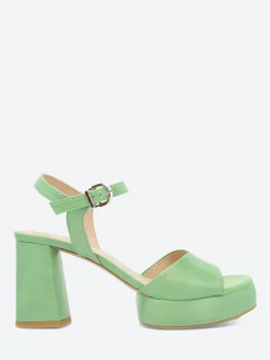 gravitypope - Zelie in Aqua Baku