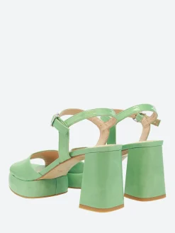 gravitypope - Zelie in Aqua Baku