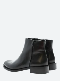 gravitypope - Ziba in Black