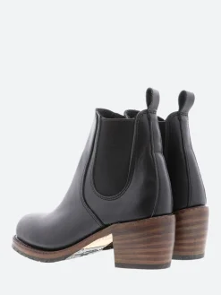 Red Wing - Harriet in Black Boundary